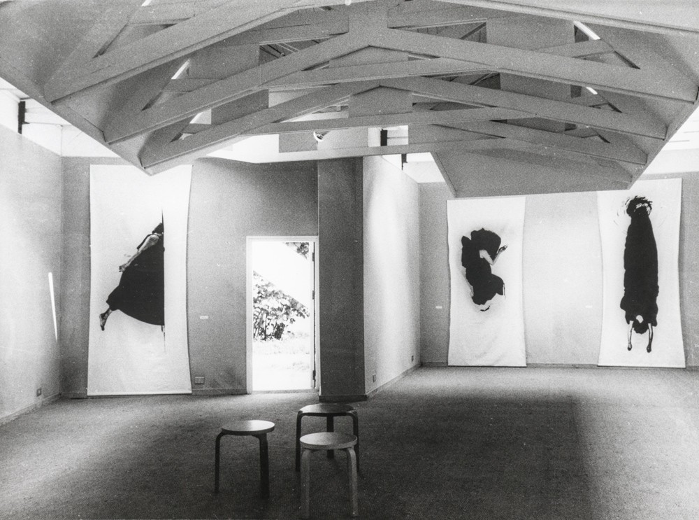  Helena Almeida exhibition at Venice Biennale, 1982. (Gulbenkian Archives) 