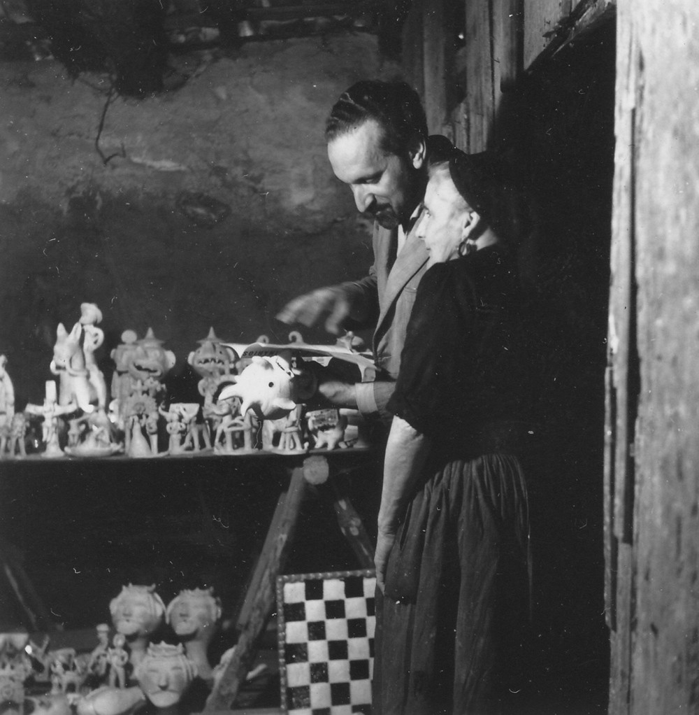  Ernesto de Sousa and Rosa Ramalho at her workshop, c. 1964. 