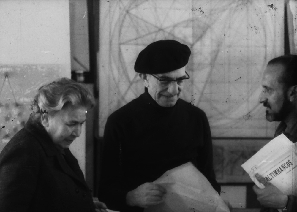  Ernesto de Sousa com Sara Afonso e Almada Negreiros no seu atelier, 1969. 