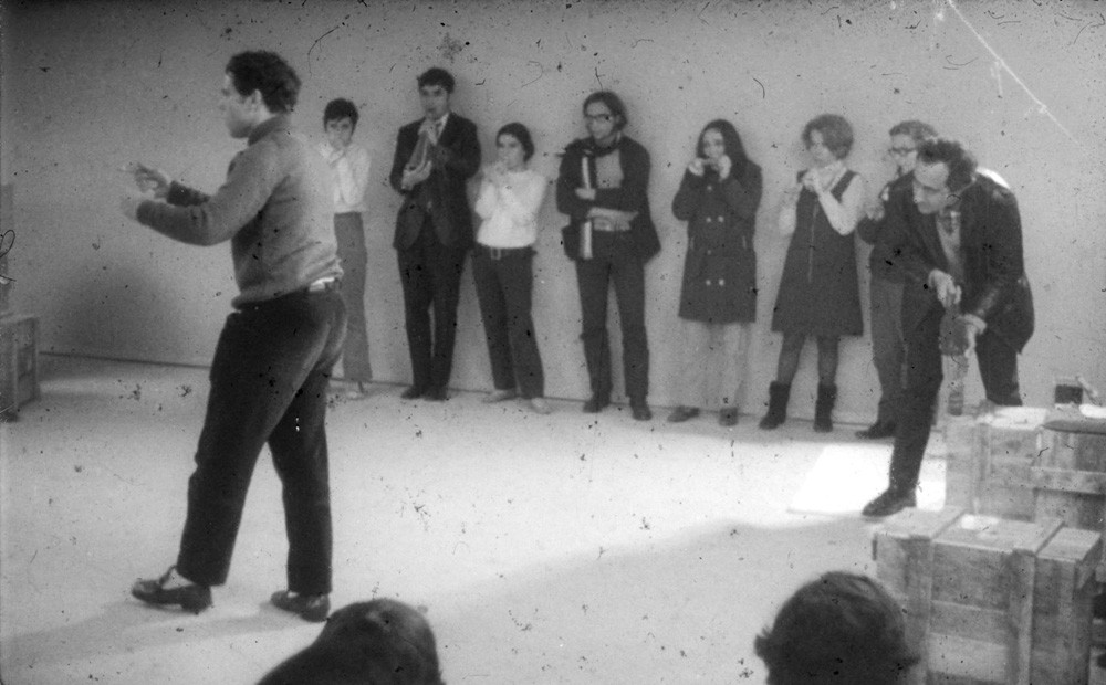  Nós Não Estamos Algures no Teatro 1º Acto, 1969. Jorge Peixinho dirige a improvisação do público. 