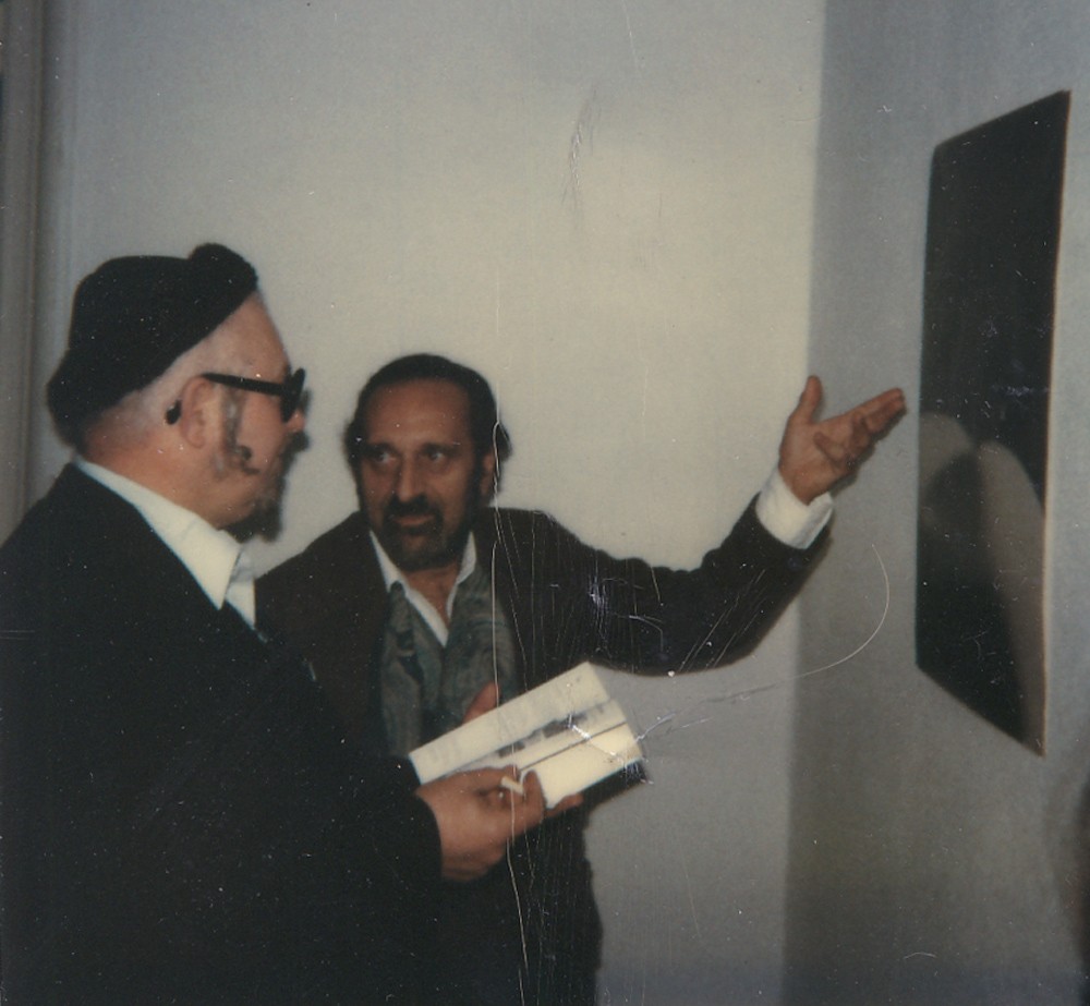  Exposição individual na Galeria Ars Viva, em Berlim, 1980. Wolf Vostell e Ernesto de Sousa junto ao cartaz "O Teu Corpo". 